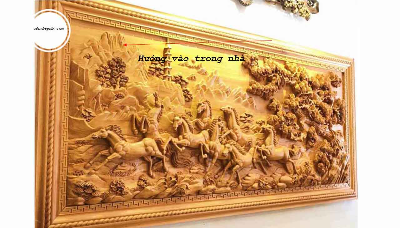 Cách Treo Tranh Bát Mã Tại Xưởng Tranh Tuệ Dương Đúng Chuẩn Phong Thủy image-1748276969823
