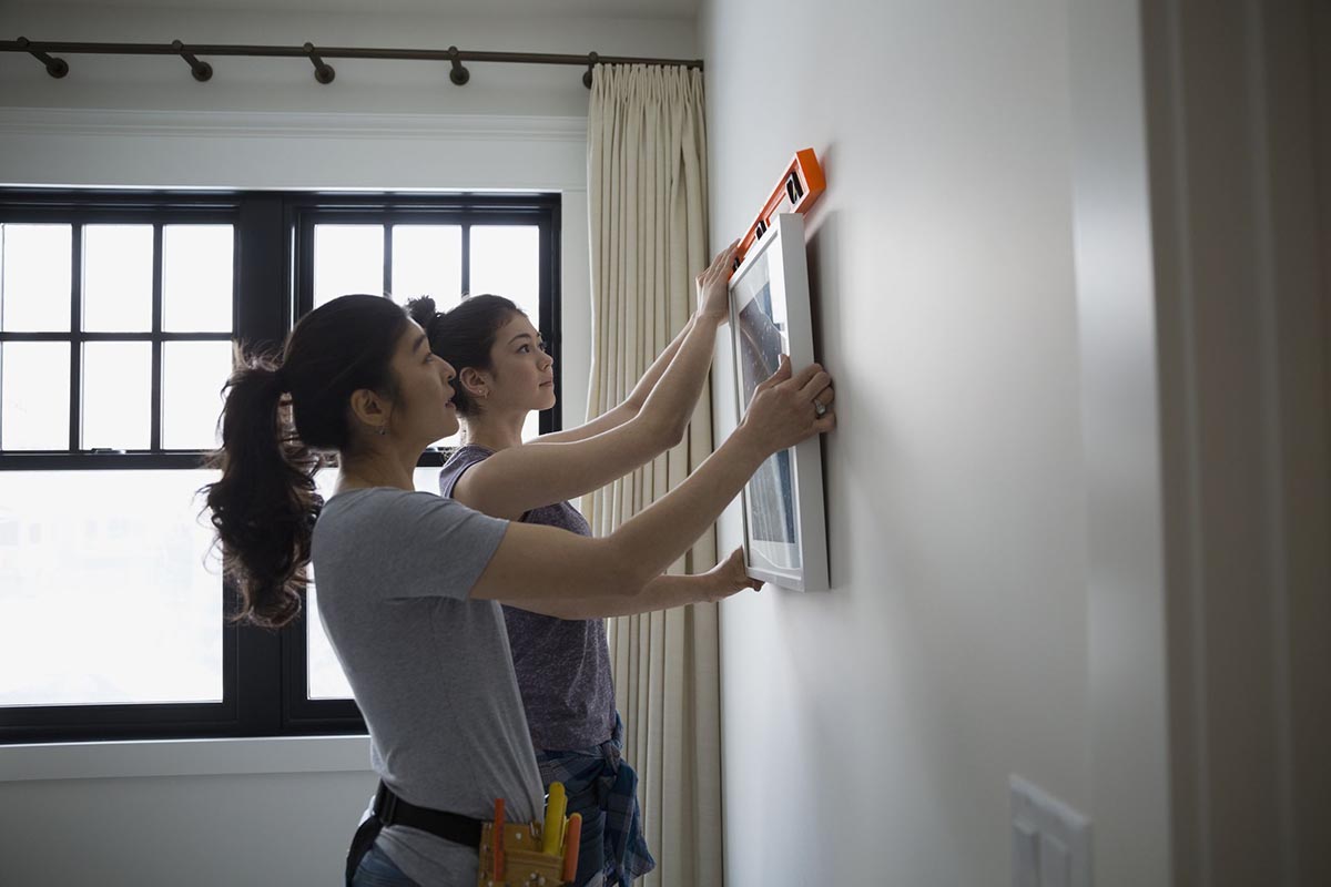 Cách Treo Tranh Lên Tường Xưởng Tranh Tuệ Dương: Hướng Dẫn Chuẩn & Đẹp image-1748276589513
