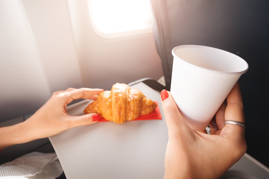Có Được Mang Đồ Ăn Lên Máy Bay Không? Vé Máy Bay Vietjet Net Chia Sẻ image-1753112479220