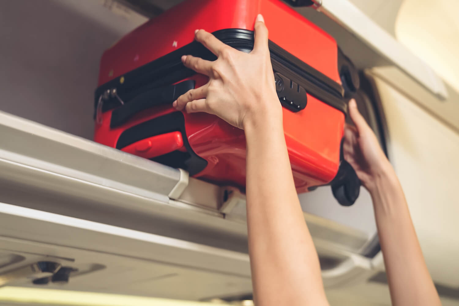 Có Được Mang Rượu Hoặc Nước Hoa Không? Vé Máy Bay Vietjet Net Chia Sẻ image-1753112565968