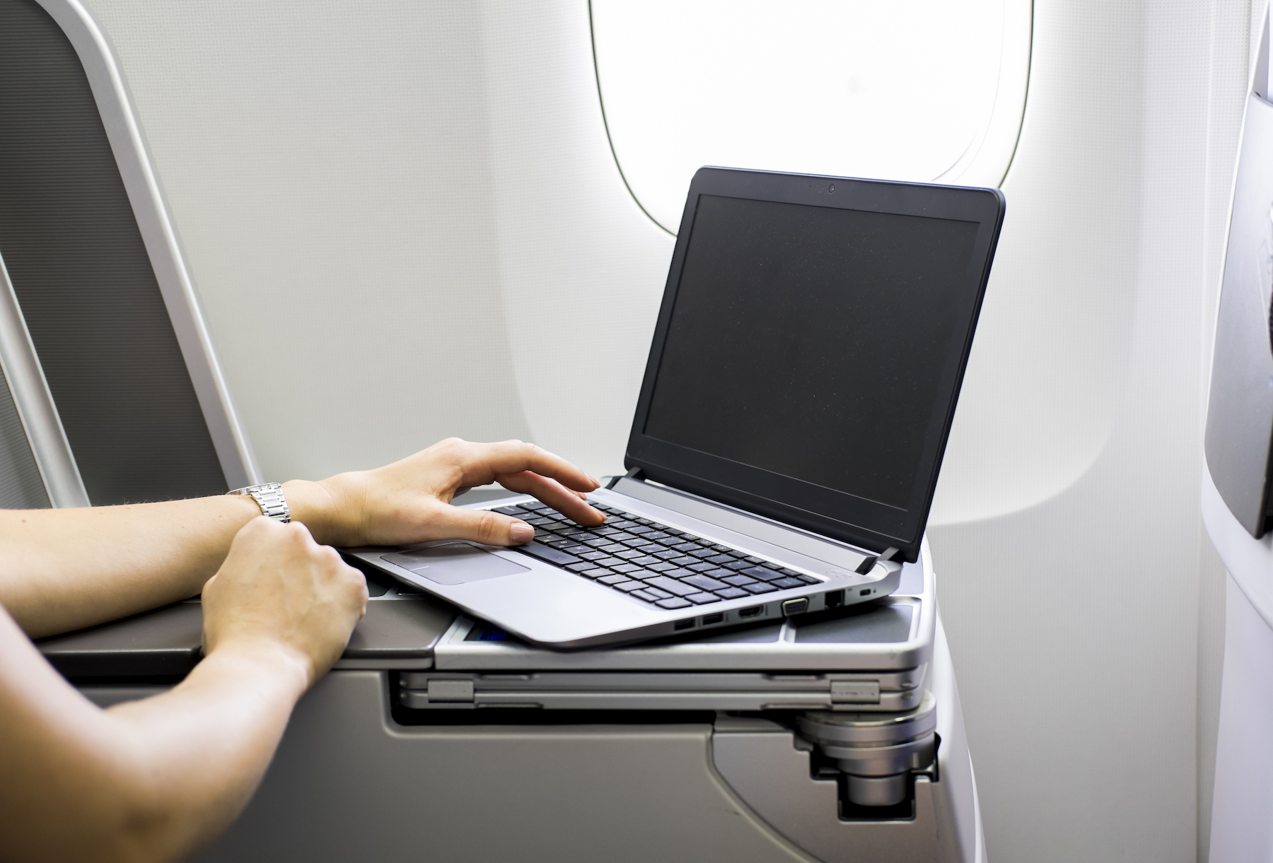 Mang Laptop Có Bị Kiểm Tra Riêng Không? Vietjet Net Giải Đáp image-1753113436886