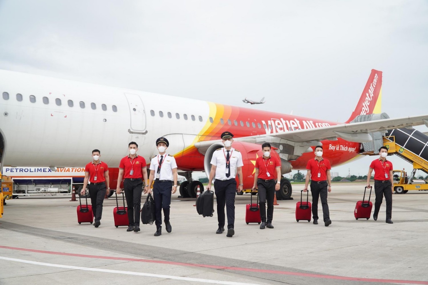 Người Nước Ngoài Đặt Vé Máy Bay Nội Địa Như Thế Nào? Vietjet Net Giải Đáp image-1753114263343